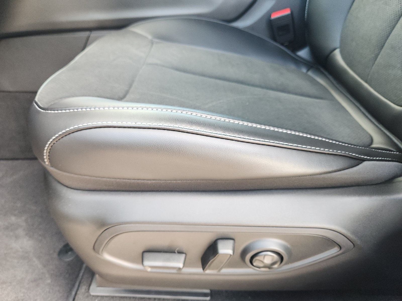 2027 Jeep Grand Cherokee GRAND CHEROKEE LAREDO ALTITUDE 4X2
