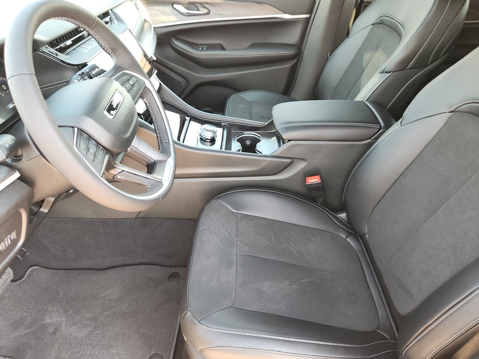 2027 Jeep Grand Cherokee GRAND CHEROKEE LAREDO ALTITUDE 4X2