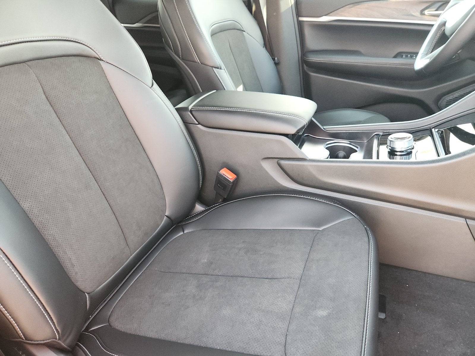 2027 Jeep Grand Cherokee GRAND CHEROKEE LAREDO ALTITUDE 4X2