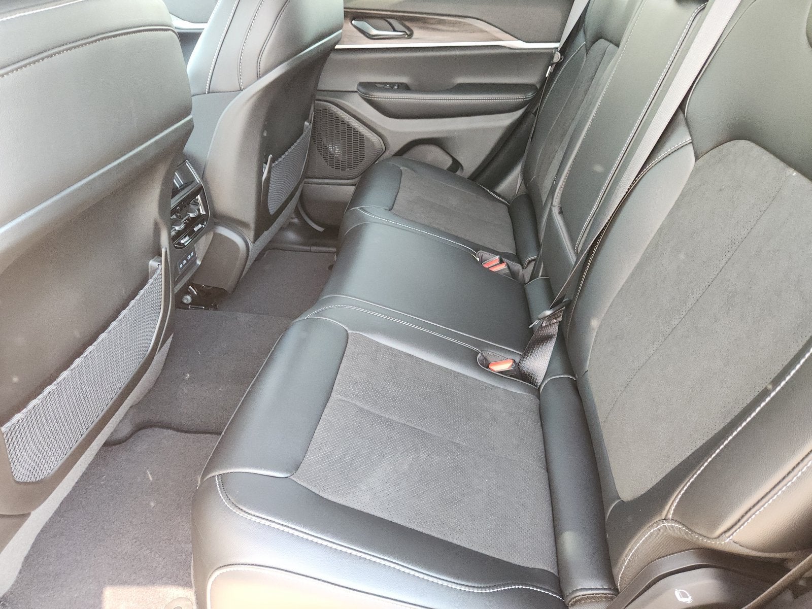2027 Jeep Grand Cherokee GRAND CHEROKEE LAREDO ALTITUDE 4X2