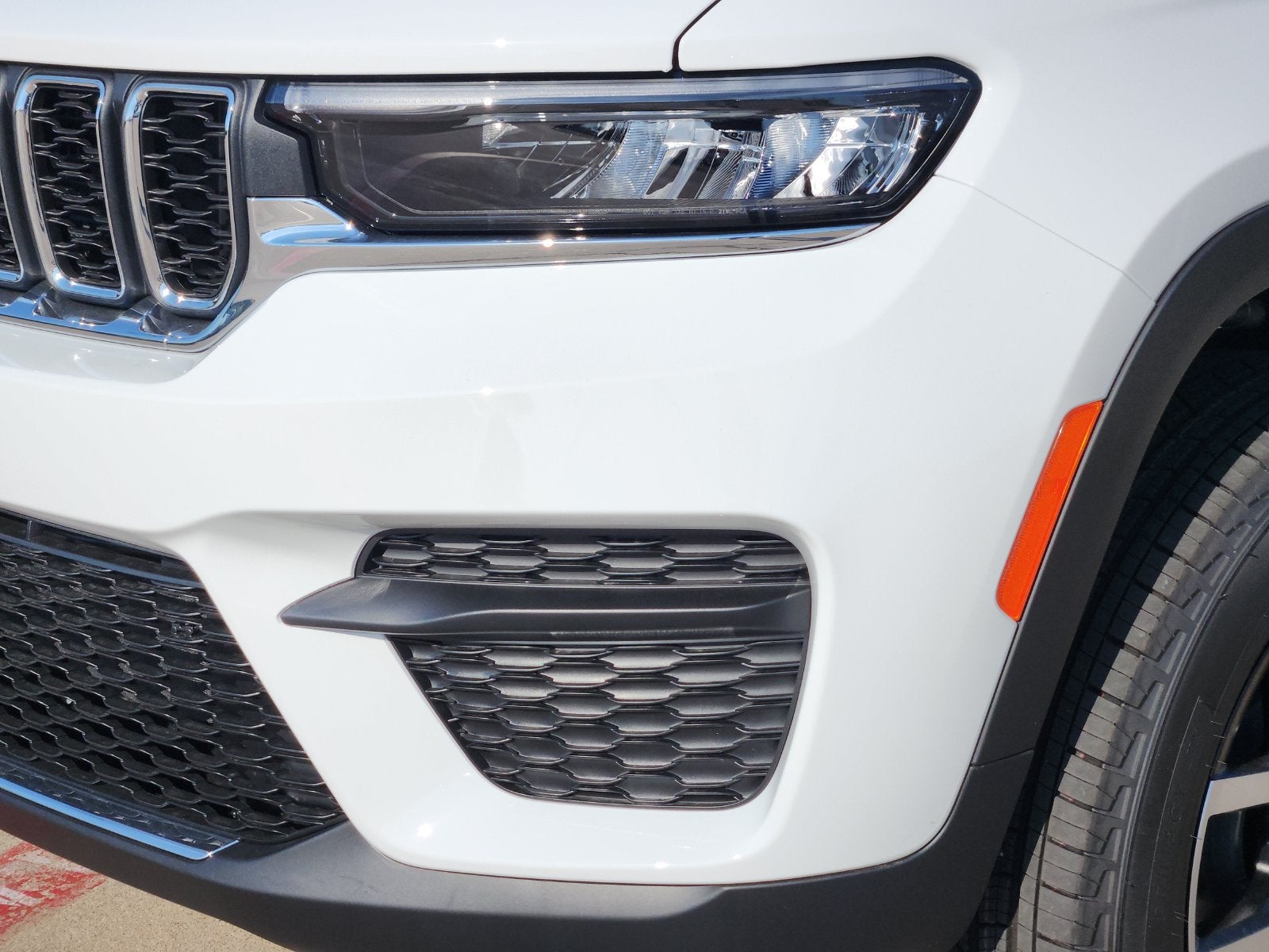 2027 Jeep Grand Cherokee GRAND CHEROKEE LAREDO 4X4