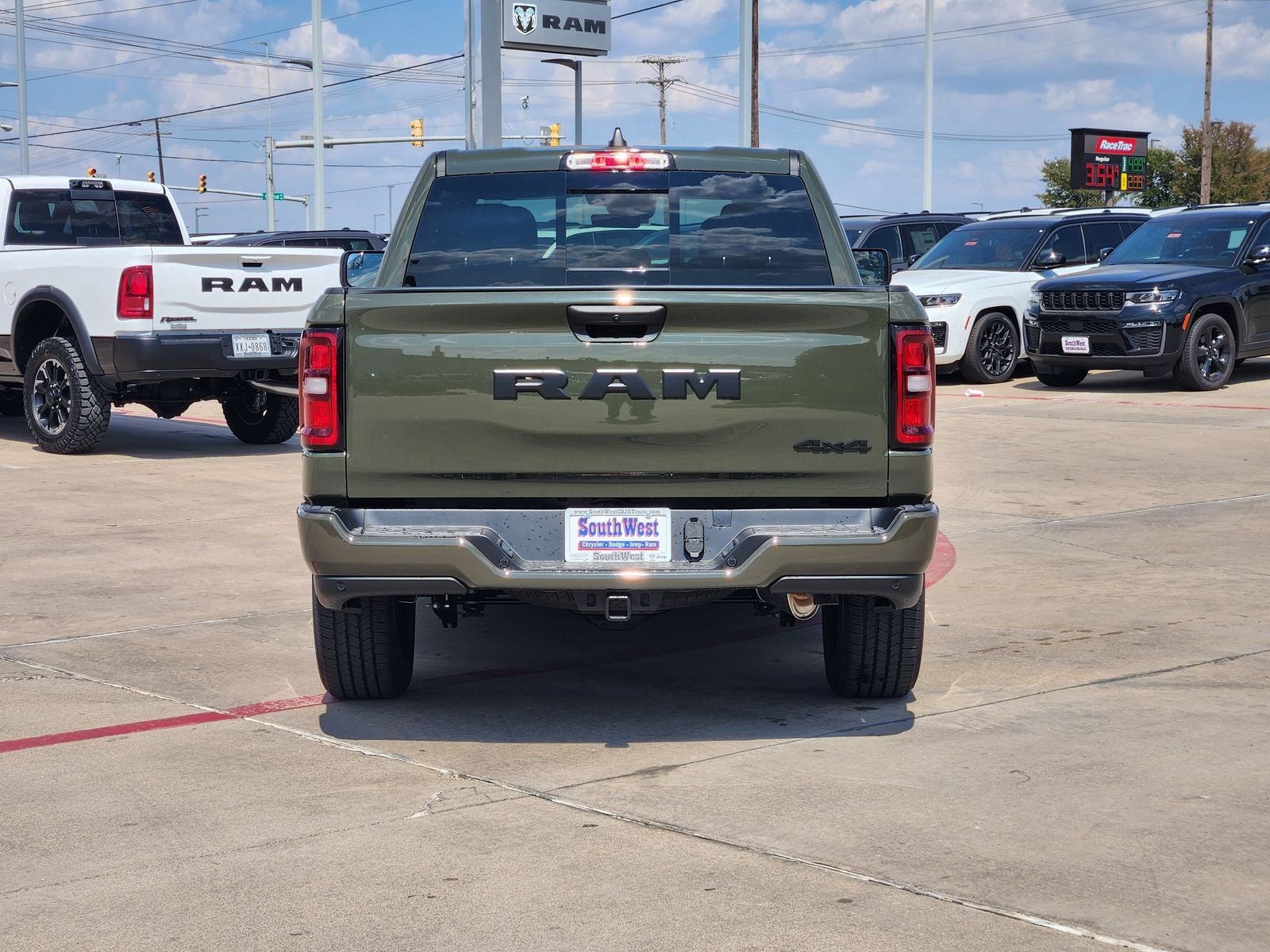 2026 RAM Ram 1500 RAM 1500 EXPRESS CREW CAB 4X4 5'7' BOX