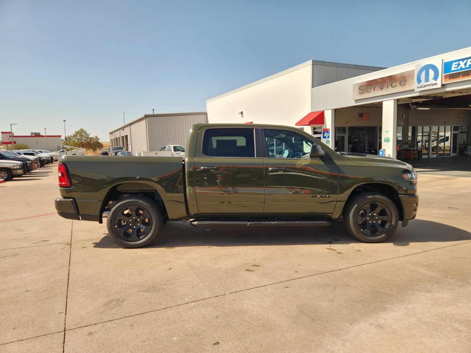 2027 RAM Ram 1500 RAM 1500 EXPRESS CREW CAB 4X4 5'7' BOX