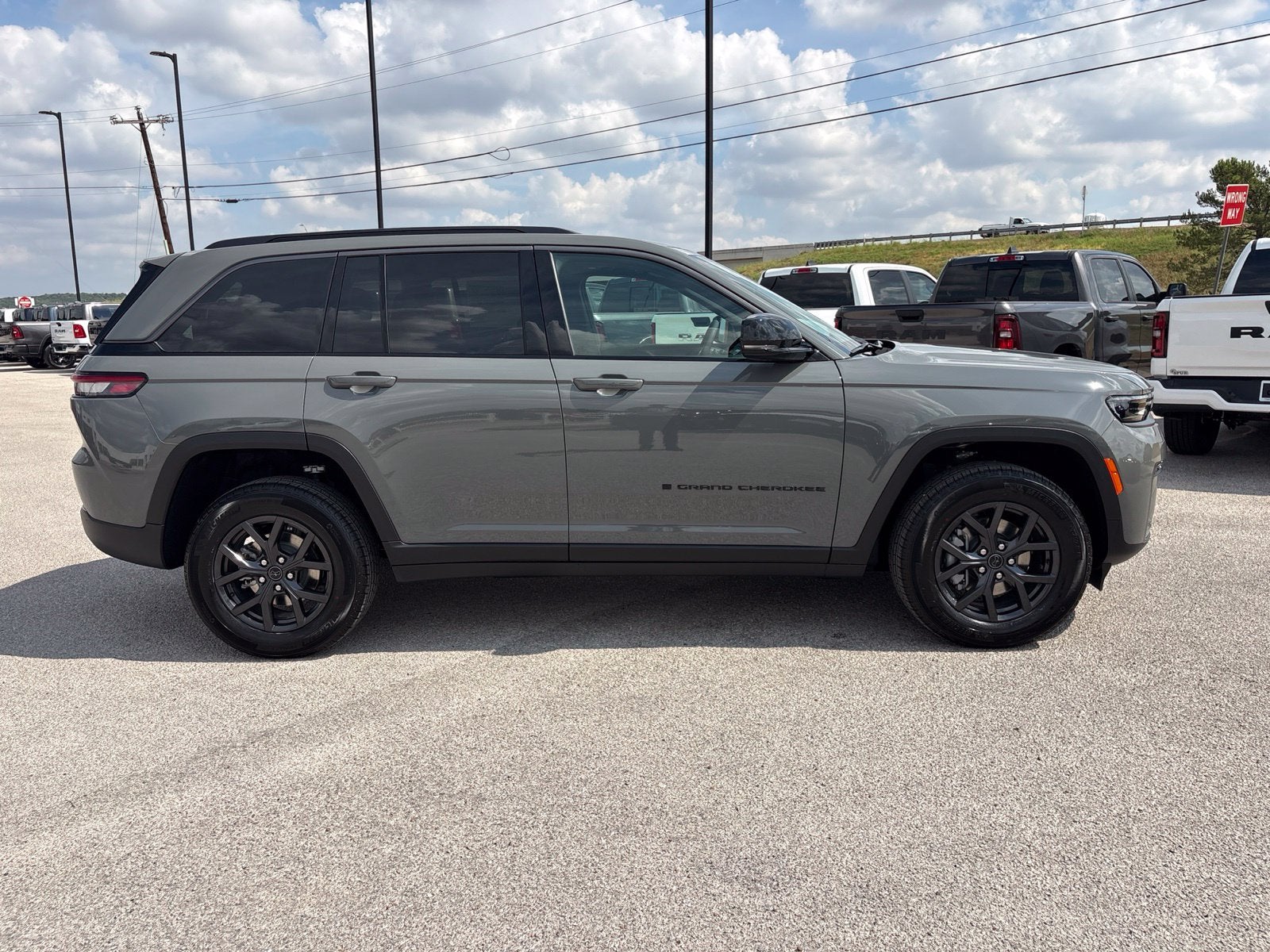 2027 Jeep Grand Cherokee Laredo Altitude