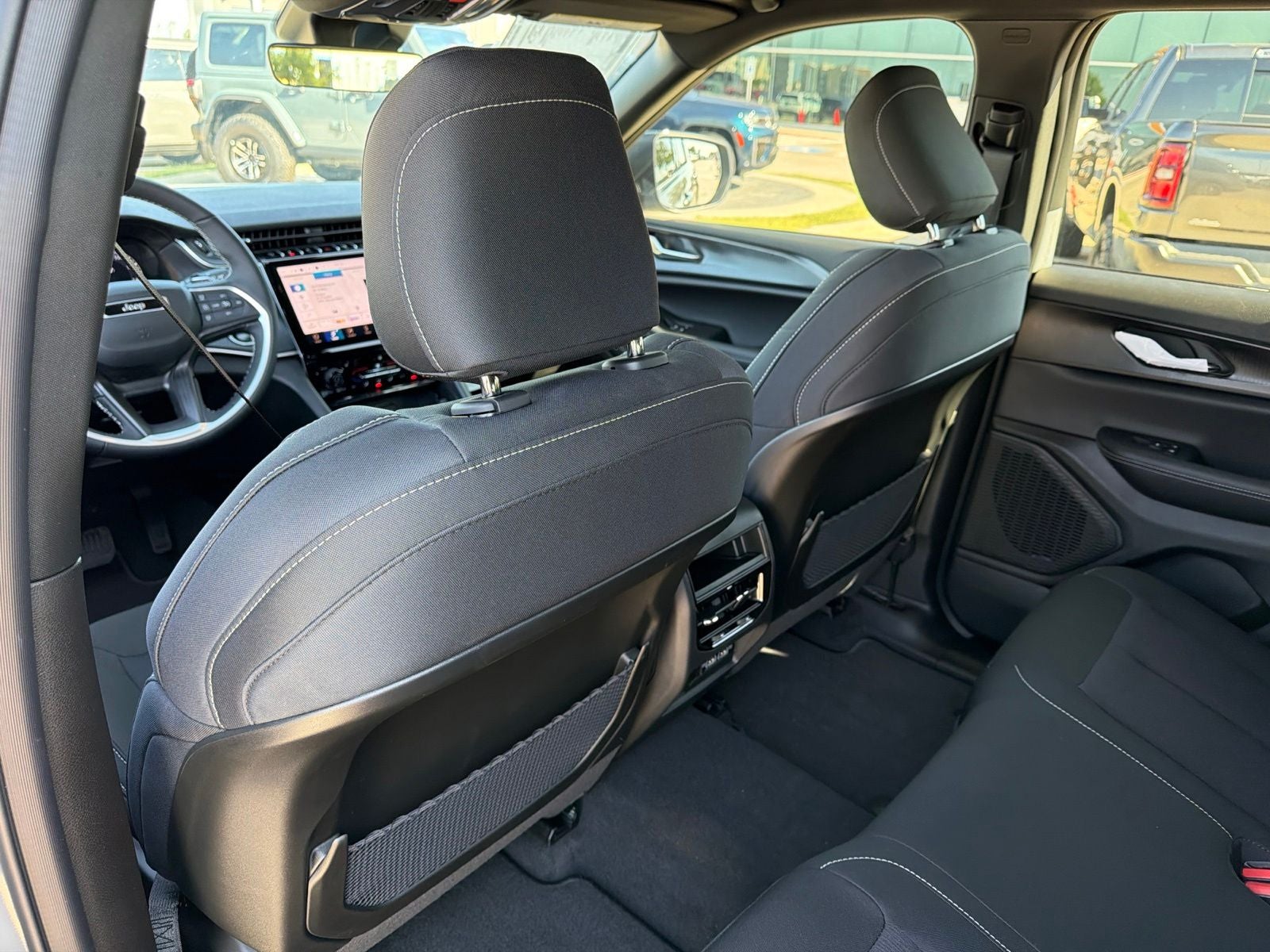 2027 Jeep Grand Cherokee GRAND CHEROKEE LAREDO X 4X2