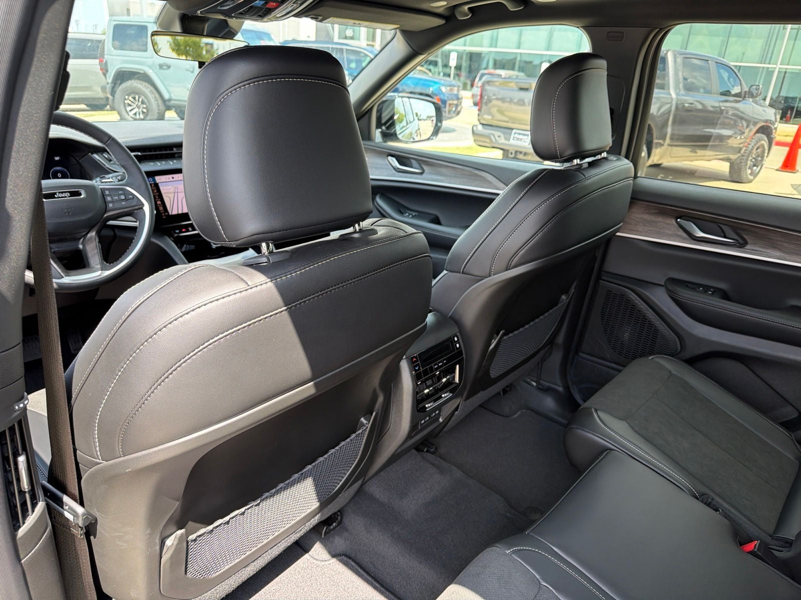 2027 Jeep Grand Cherokee L GRAND CHEROKEE L LAREDO ALTITUDE 4X2