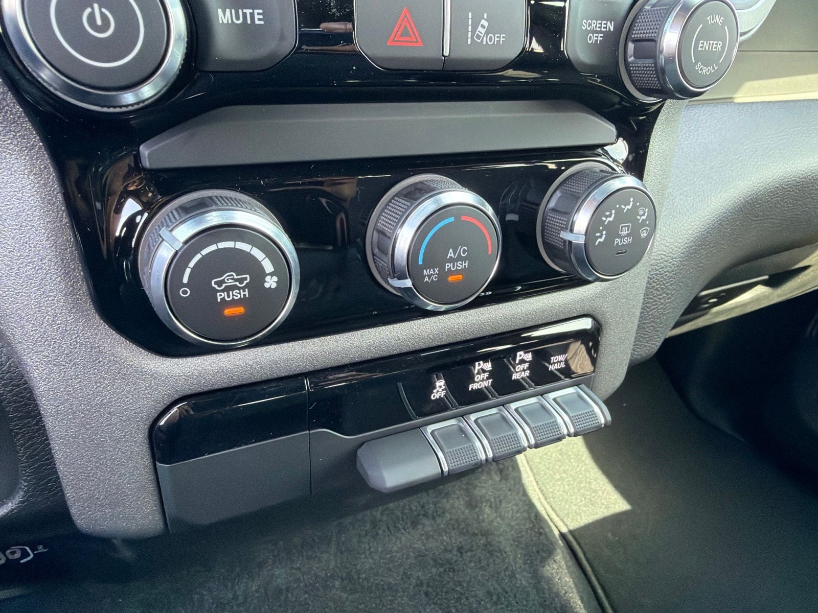 2026 RAM Ram 1500 RAM 1500 EXPRESS QUAD CAB 4X2 6'4' BOX