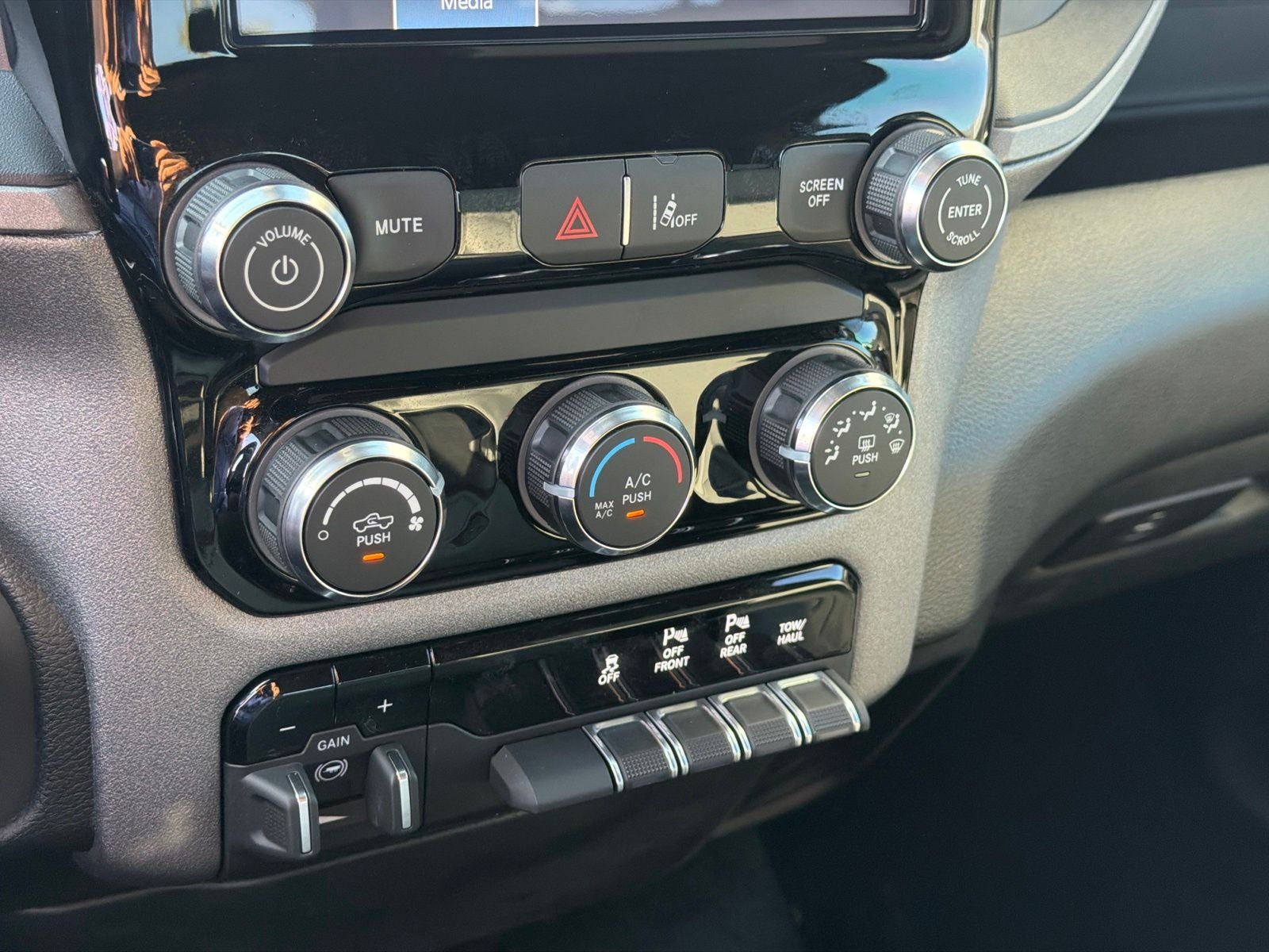 2027 RAM Ram 1500 RAM 1500 TRADESMAN CREW CAB 4X2 5'7' BOX