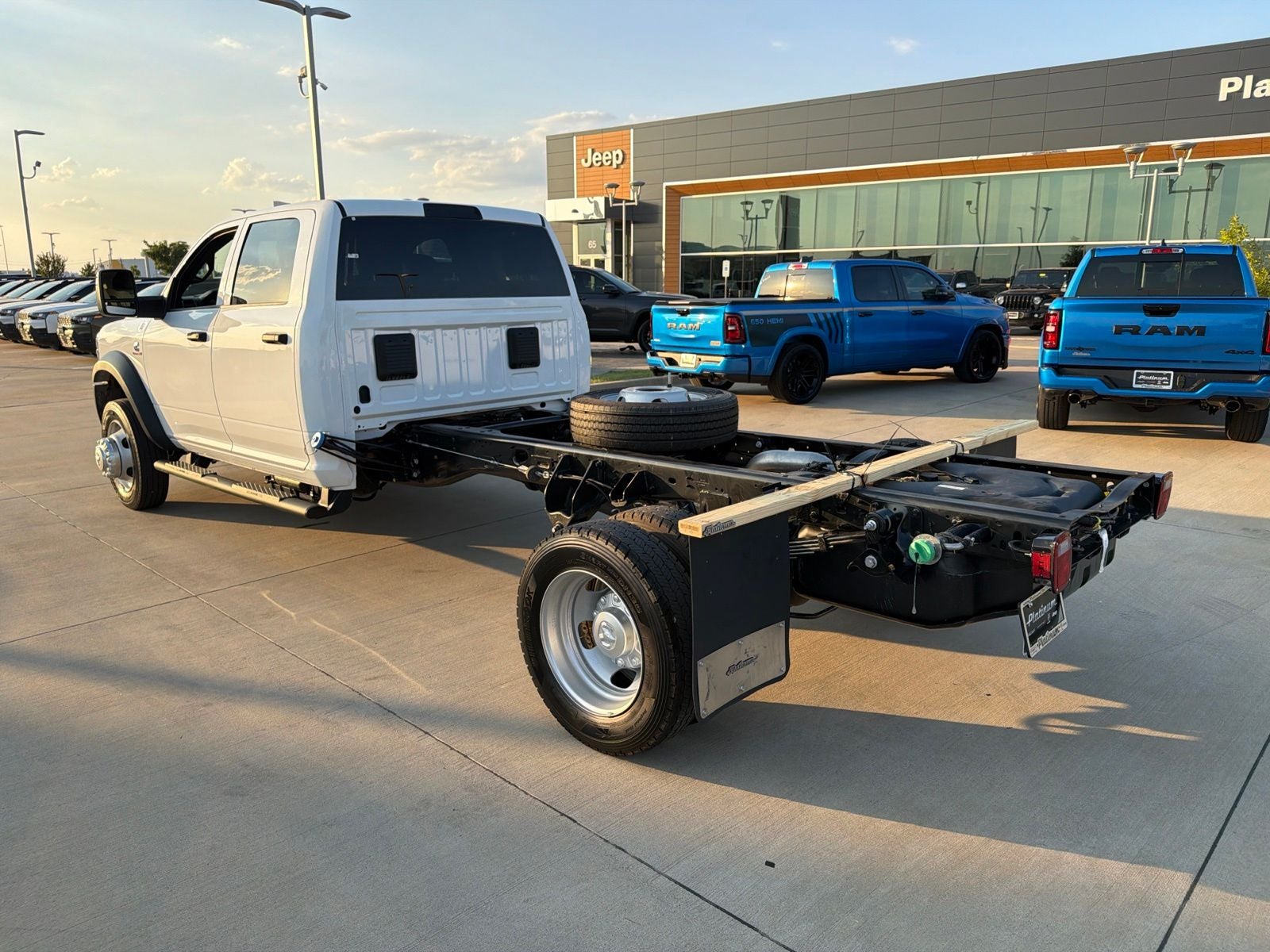 2027 RAM Ram 5500 Chassis Cab RAM 5500 TRADESMAN CHASSIS CREW CAB 4X4 84' CA