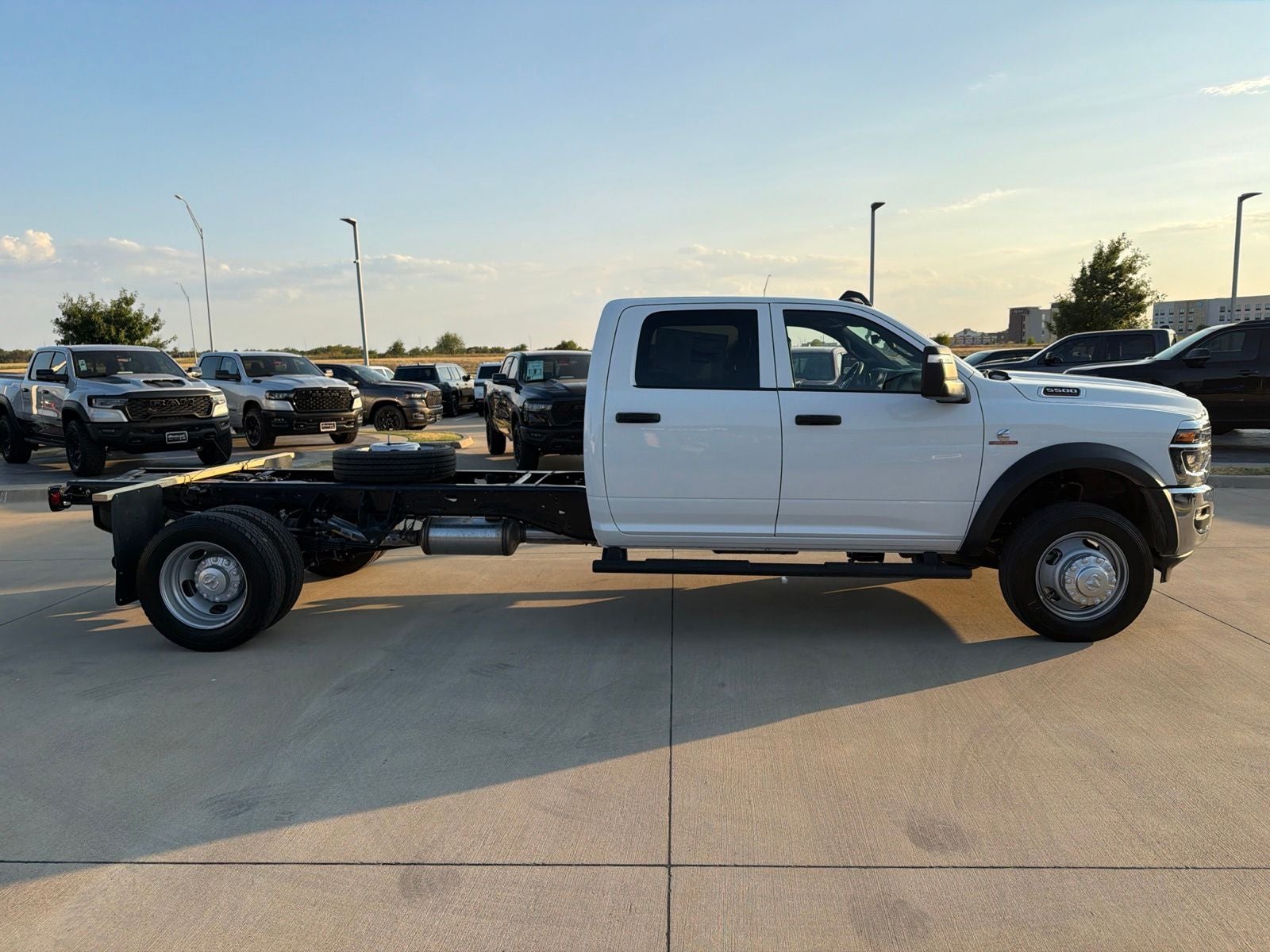 2027 RAM Ram 5500 Chassis Cab RAM 5500 TRADESMAN CHASSIS CREW CAB 4X4 84' CA