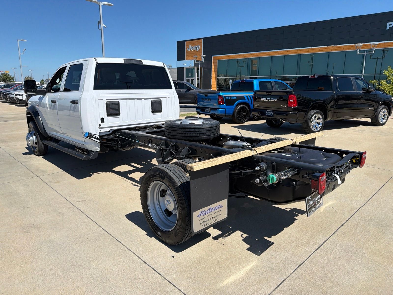 2027 RAM Ram 5500 Chassis Cab RAM 5500 TRADESMAN CHASSIS CREW CAB 4X4 84' CA