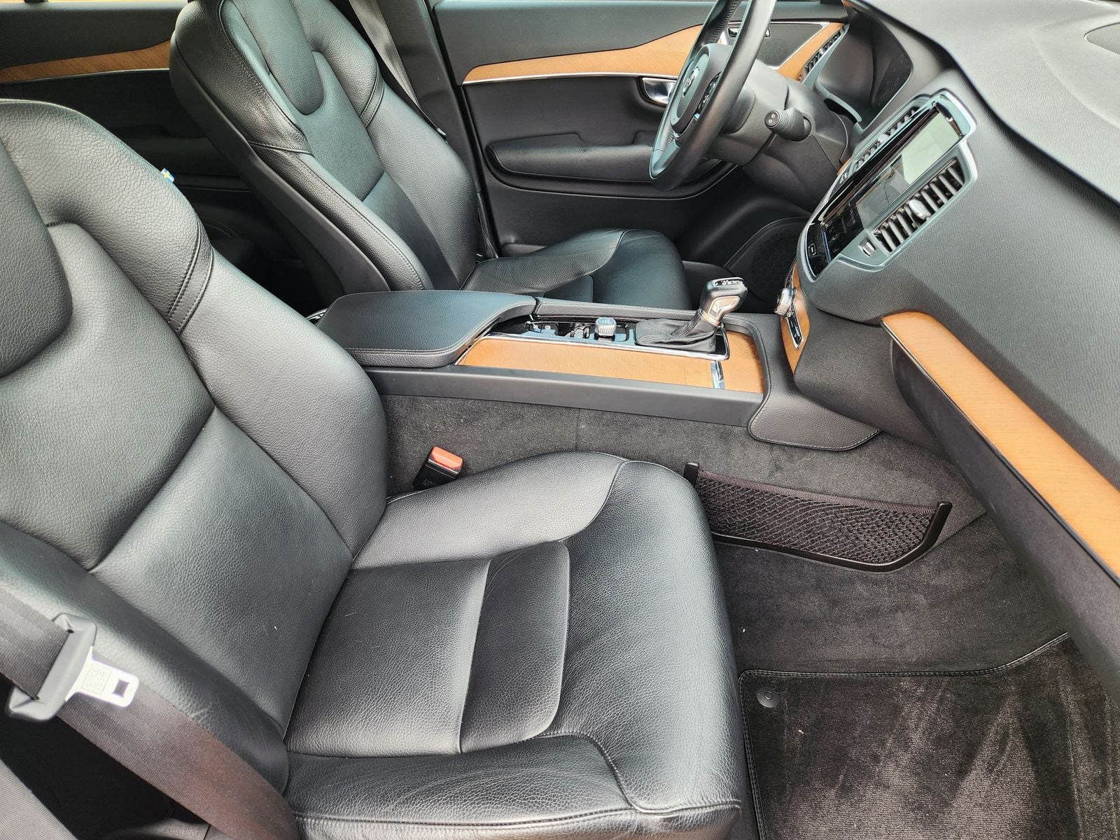 2021 Volvo XC90 T6 Momentum