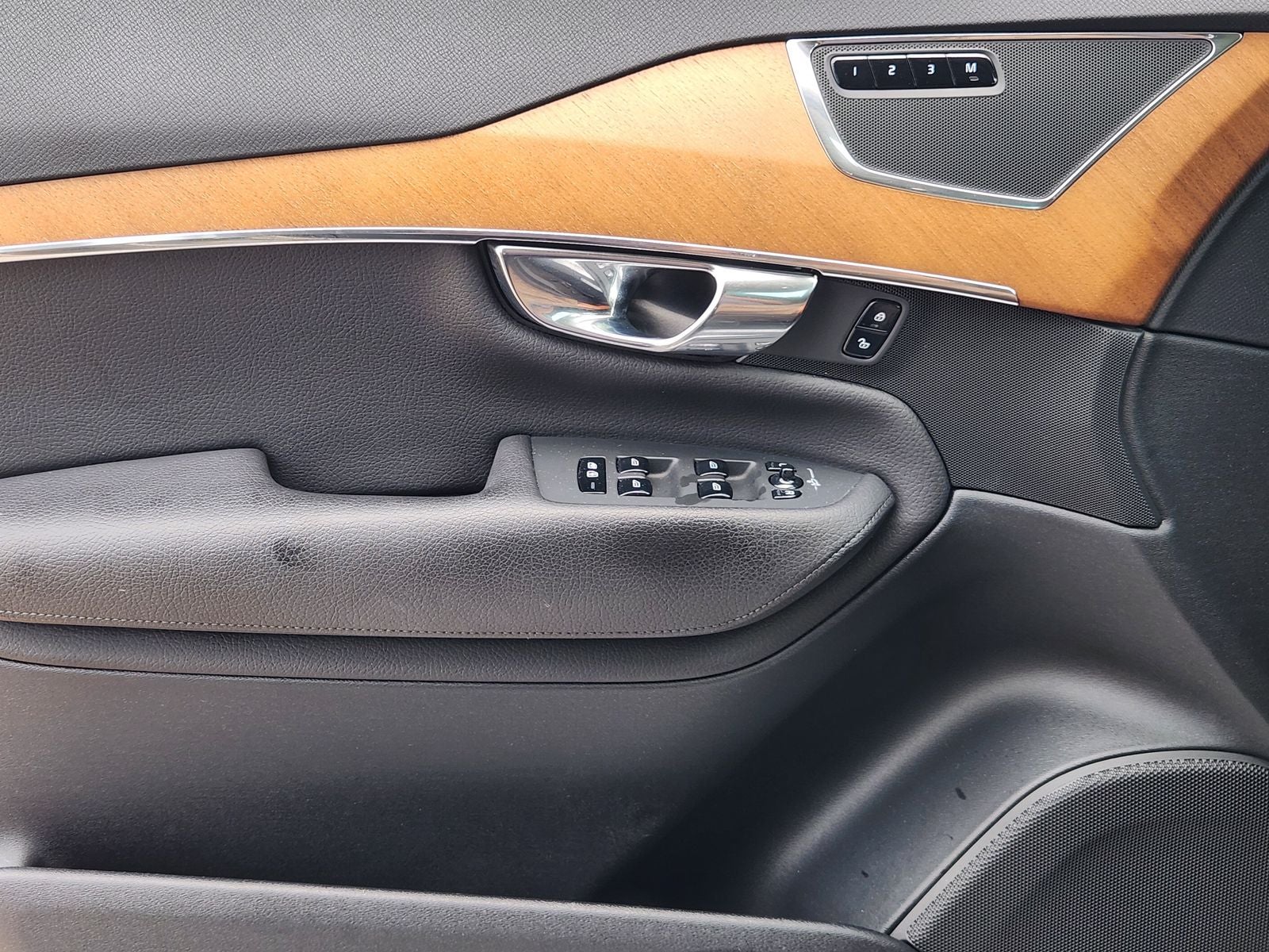 2021 Volvo XC90 T6 Momentum